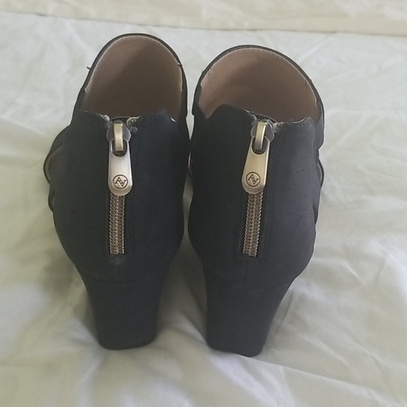 Adrienne Vittadini Black Wedges - Picture 3 of 5